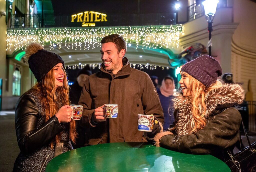 Drei Personen trinken Glühwein.