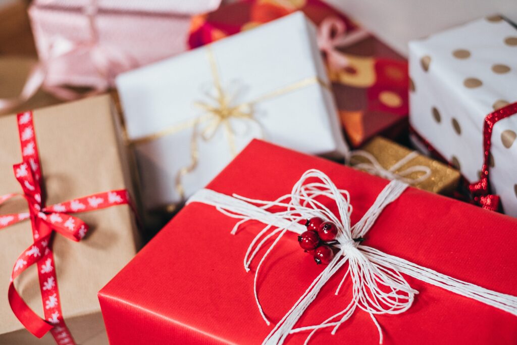 Eines der beliebtesten Spiele zu Silvester ist Schrottwichteln - das Bild zeigt dafür hübsch verpackte Geschenke.