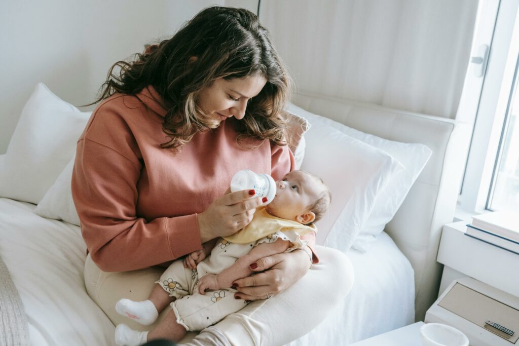 Baby bekommt Fläschchen ohne Pflanzenmilch