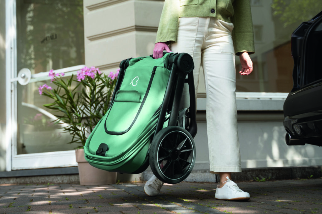 Kinderwagen zusammenklappen und mitnehmen.
