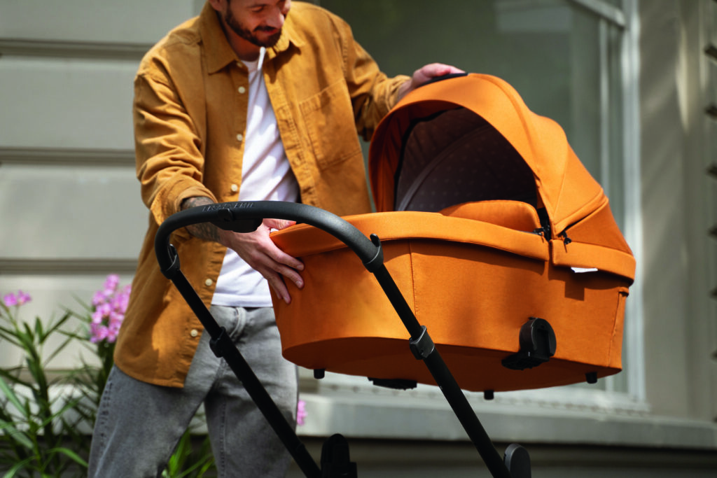Kinderwagen mit Stauraum.