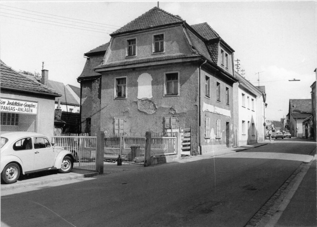 Foto zeigt damaliges Anwesen, auf dessen Grundstück der Leichnam von Christa Mirthes gefunden wurde.