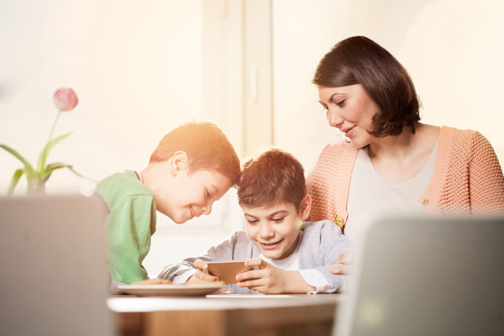 Kinder brauchen Begleitung, wenn sie online unterwegs sind.