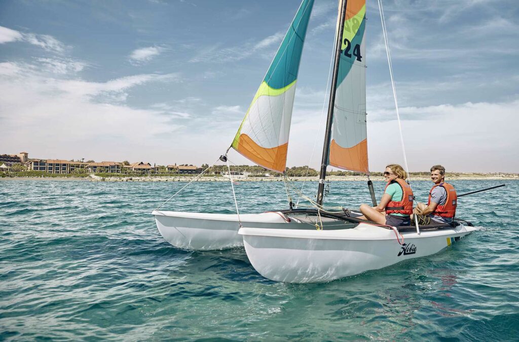 Wassersport-Fans segeln, surfen und kiten bei angenehmen Wassertemperaturen am Strand, der direkt vom Club aus zugänglich ist.