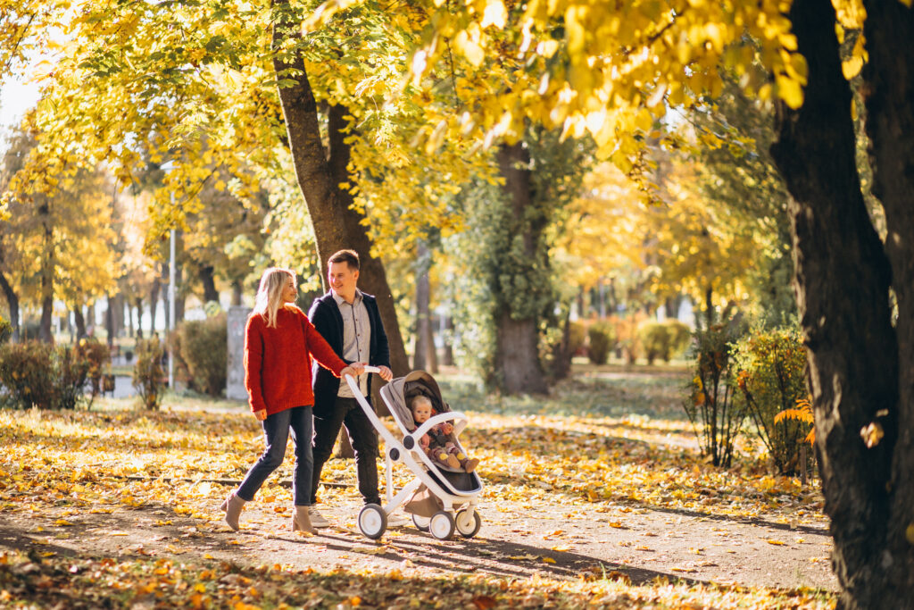 Ein Spaziergang im Herbst erleben, aber mit der richtigen Kleidung für dein Baby.