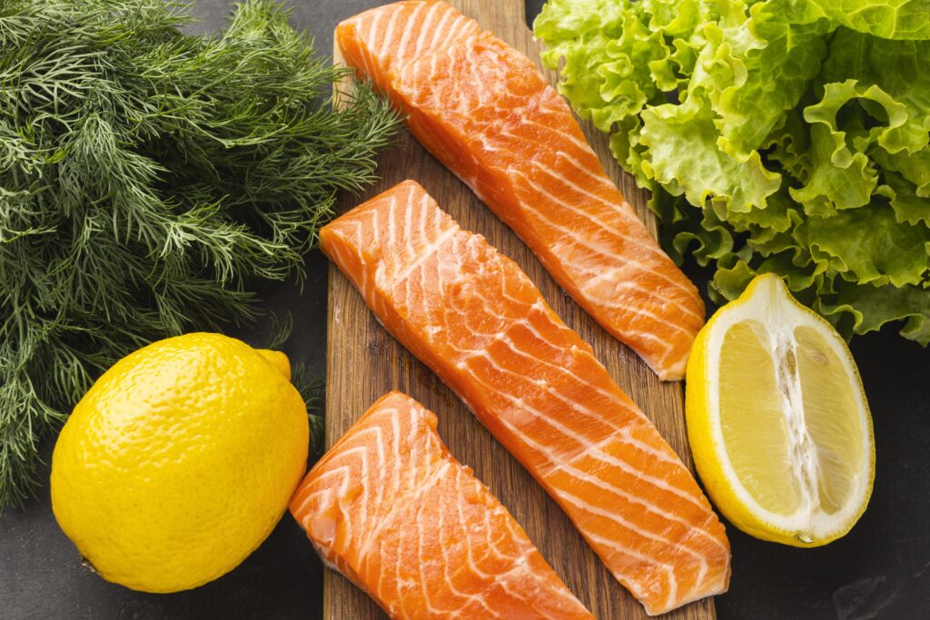 Geräucherter Lachs kann als leichte und salzige Beilage zu den Kürbis-Kartoffelpuffer harmonieren.