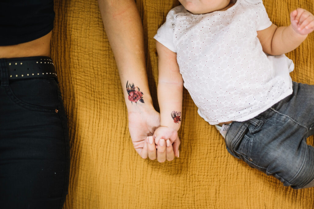 Mutter und Kind mit abwaschbaren Kindertattoos