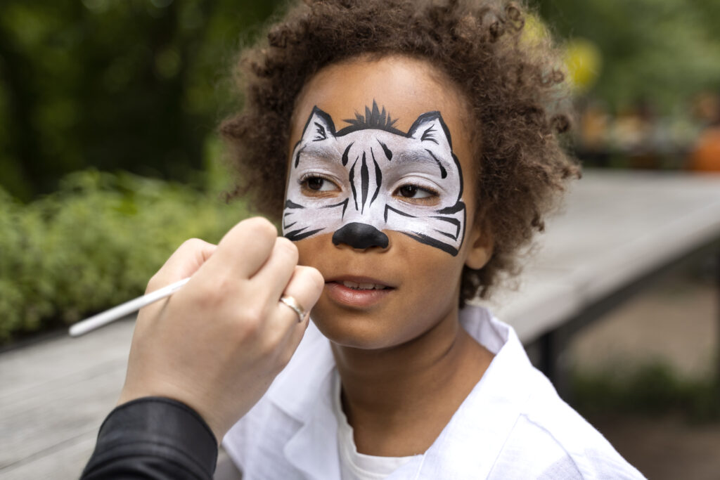 Gestaltet die Faschings-Masken mit Schminke 