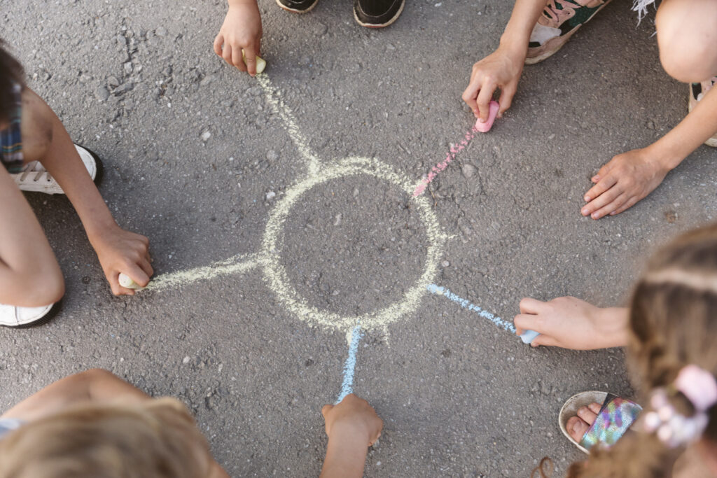 Selbst gemachte Kreide für die Kids um die Straßen im Sommer zu verschönern.