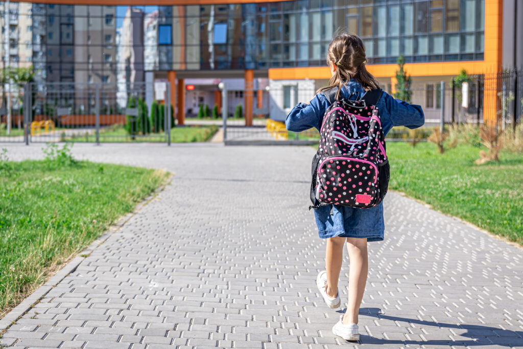 Achtet beim Schulweg darauf, dass euer Kind sich voll auf den Straßenverkehr konzentriert.