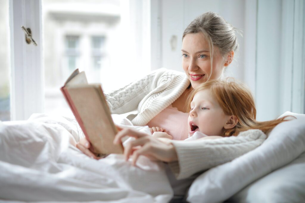 Mutter und Tochter lesen gemeinsam