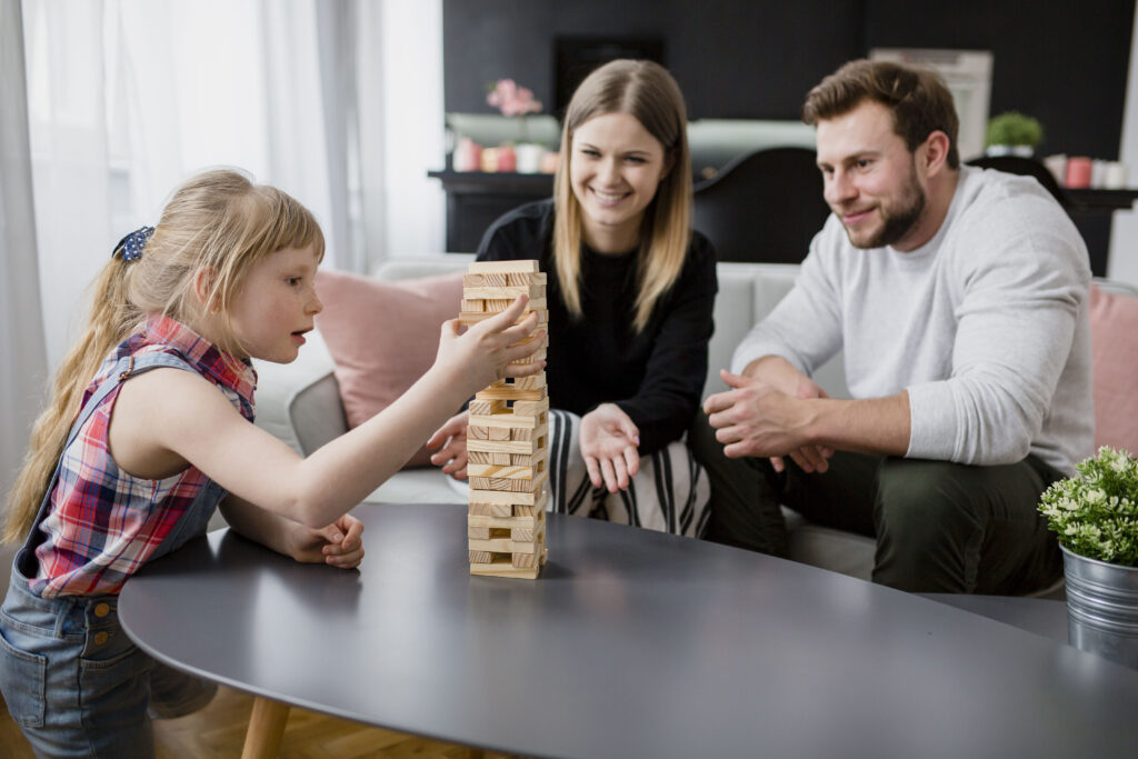 Durch Brettspiele bekommen Kinder Erfahrungen mit Regeln, Siegen und Niederlagen