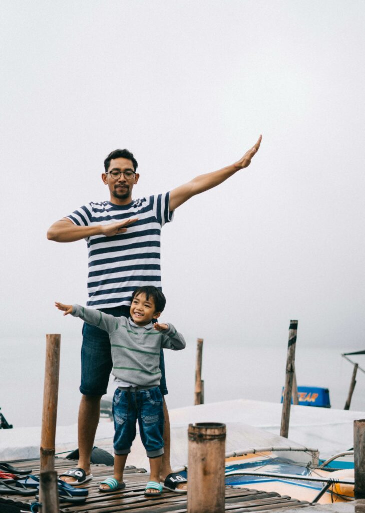 Vater und Sohn am Meer