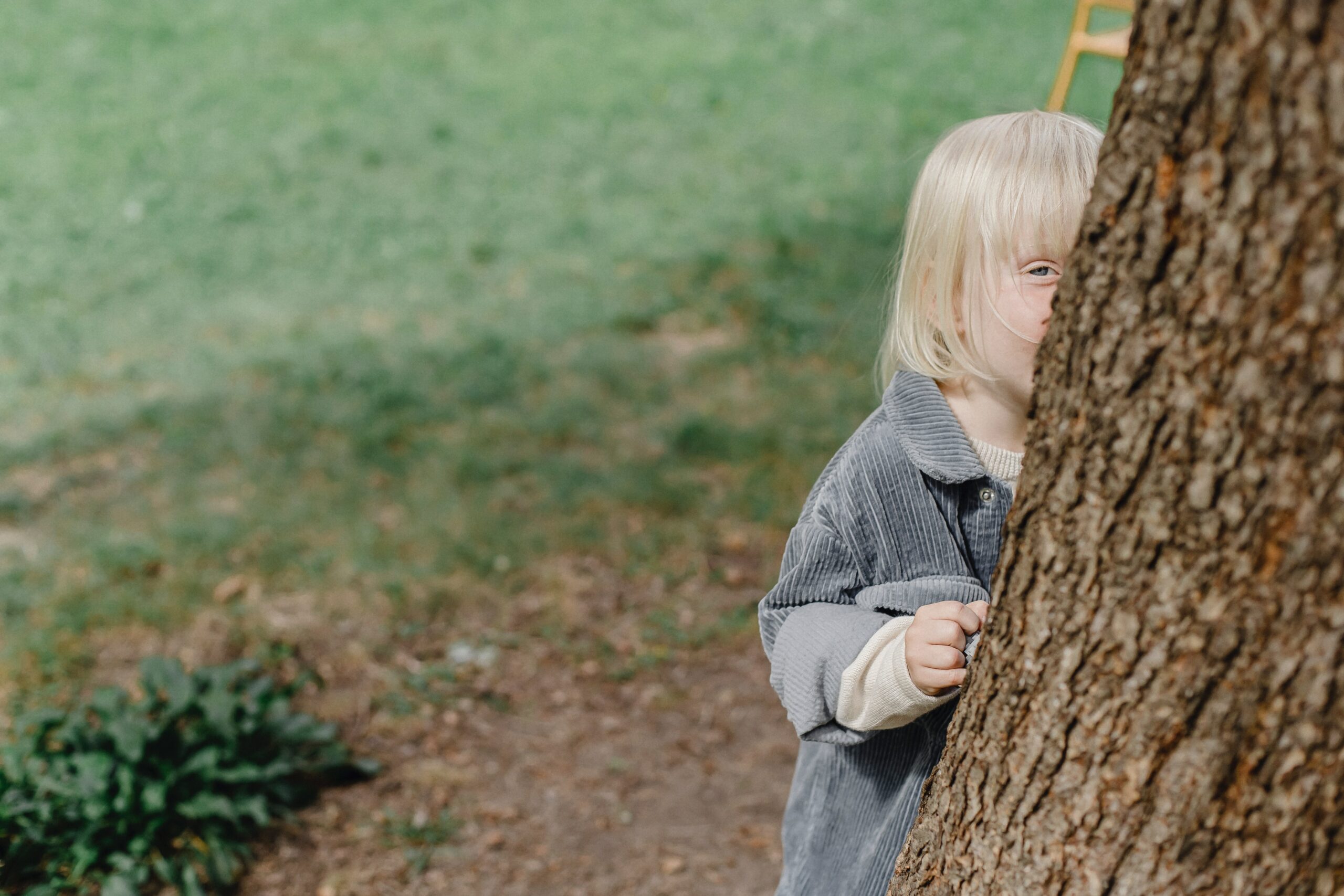 Kinderspiel Verstecken spielen, Spaß finden mampa