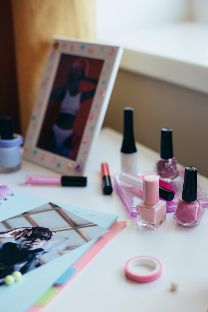 Tisch mit Kinderschminke