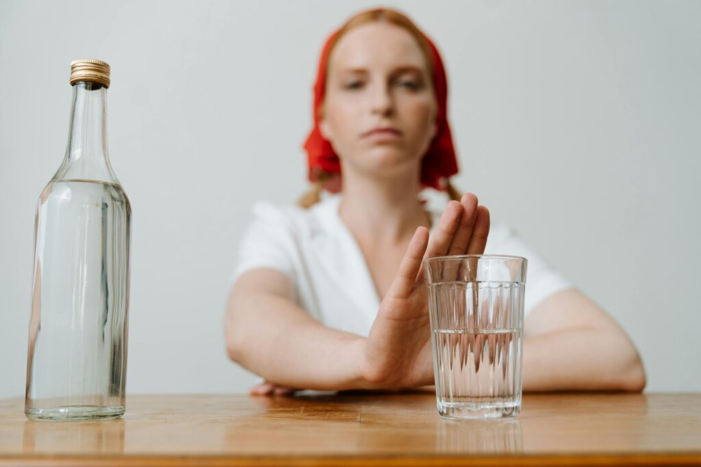 Frau sagt nein zu Alkohol