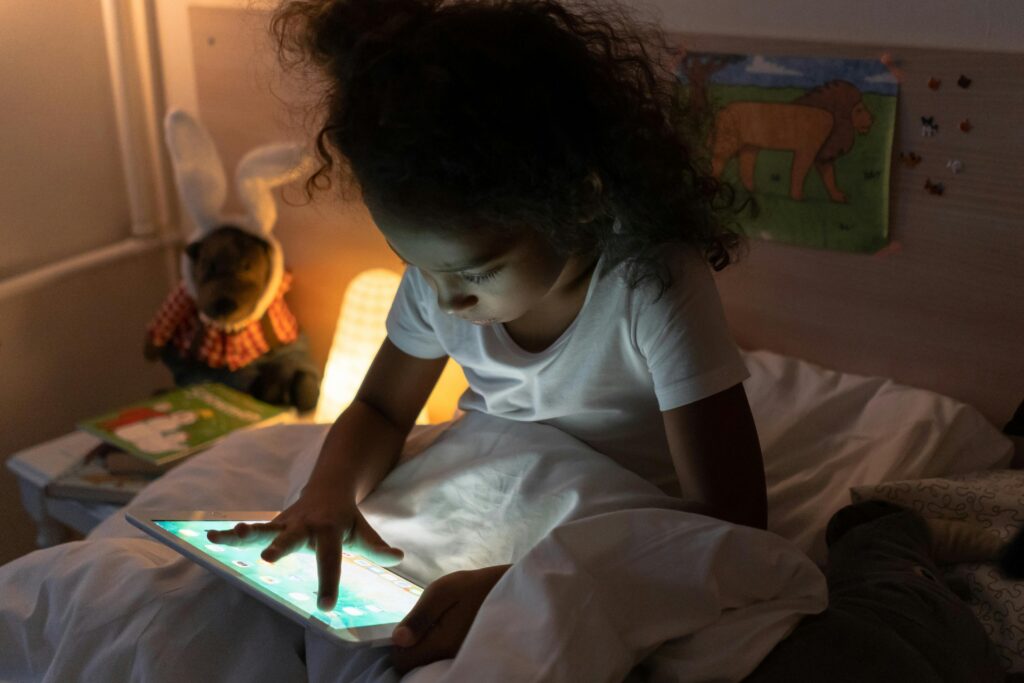 Tablets sind bei Kindern wie diesem Mädchen sehr beliebt