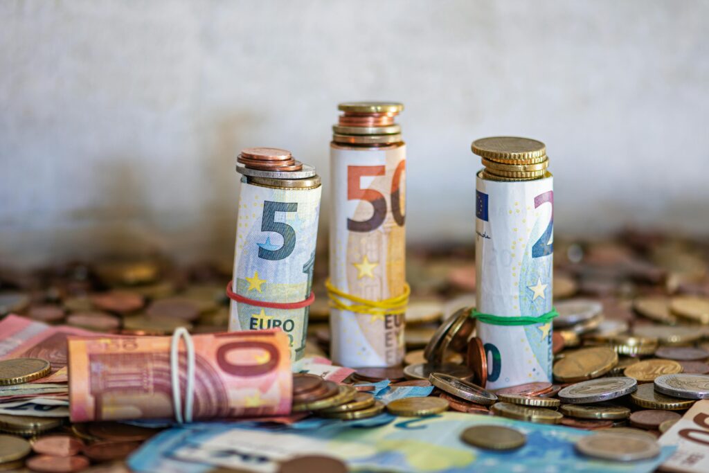 Mit einer Versicherungsvermittlung lässt sich Geld sparen