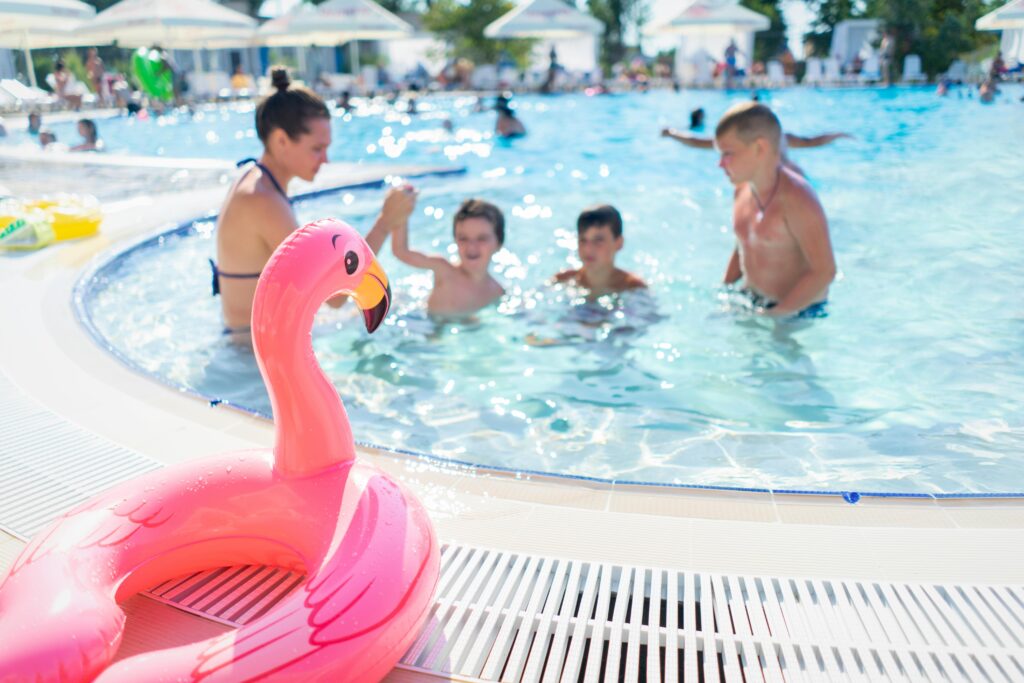 Familie mit Badesachen im Pool