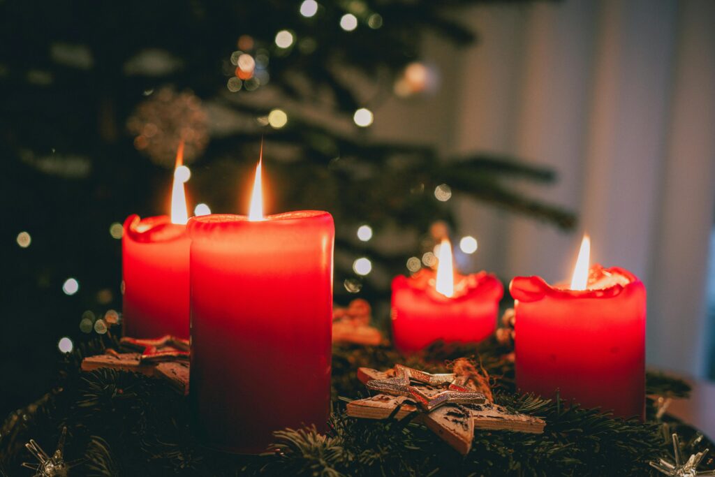 Adventskranz mit vier kerzen