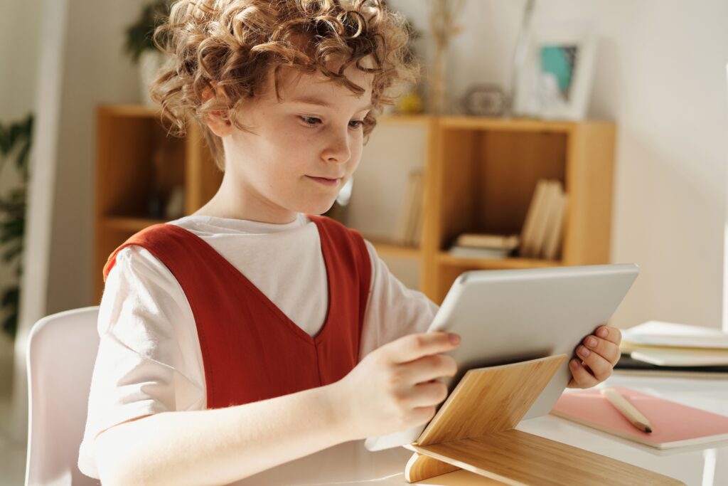 Kind schaut Tablet ohne Rückenschmerzen