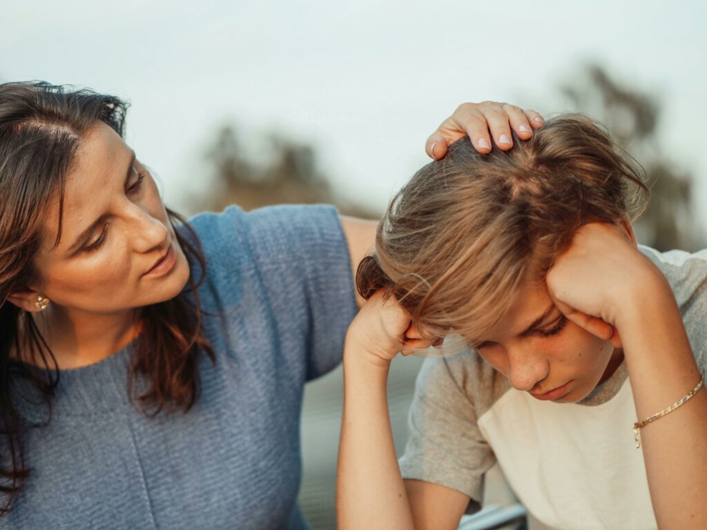 Mutter spricht mit Sohn über Trennung