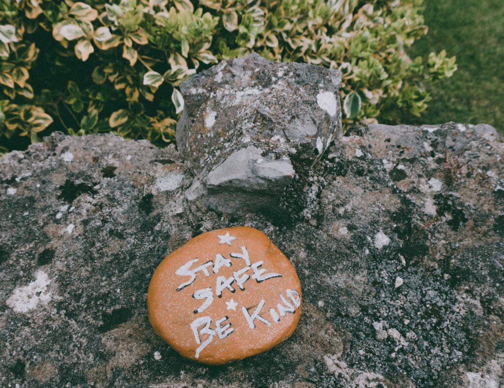 Stein mit Aufschrift "Stay Safe, Be Kind"