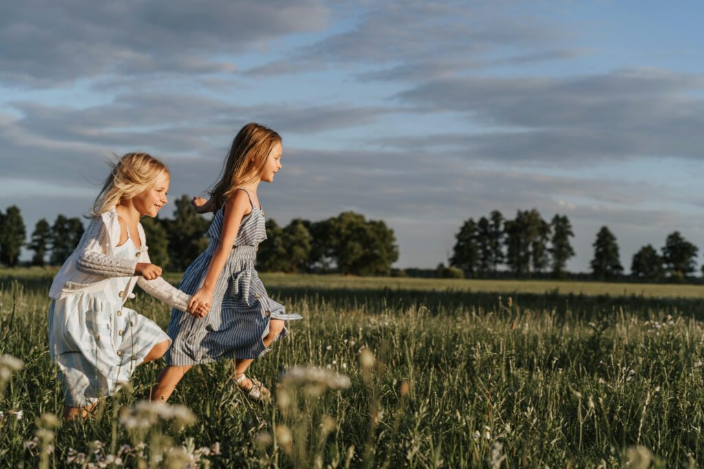 Kinder rennen draußen und tanken Vitamin D