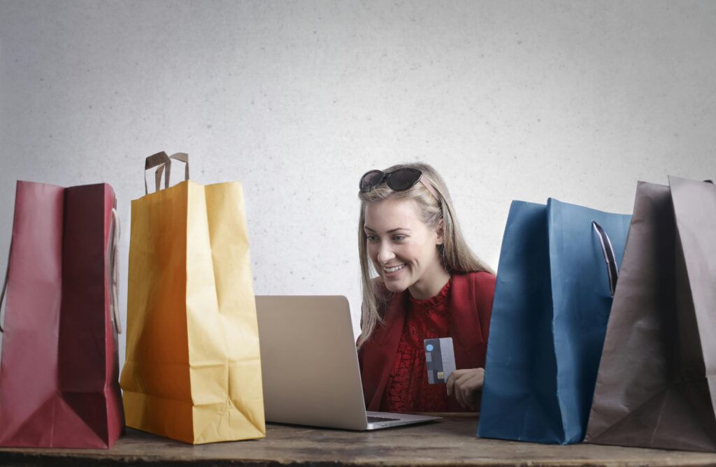 Dame beim Onlineshoppen bei dem nicht immer der Käuferschutz greift