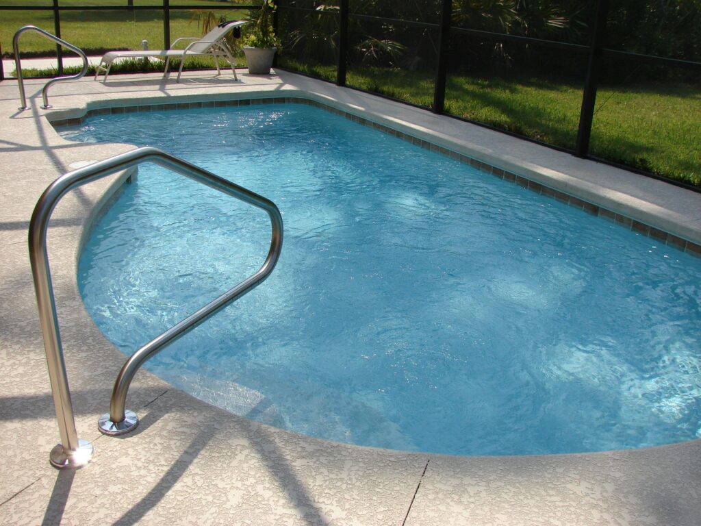 Dieser Pool im Garten ist durch einen Zaun geschützt