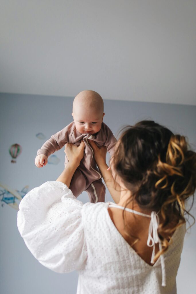 Junge Mutter mit Baby und Grippe-Impfung