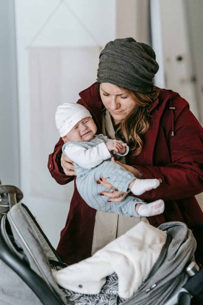 Mutter prüft, ob Baby friert