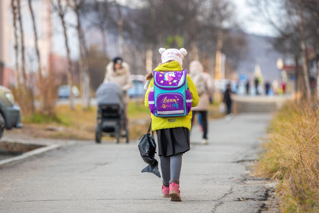 Kind mit Rucksack ohne Rückenschmerzen