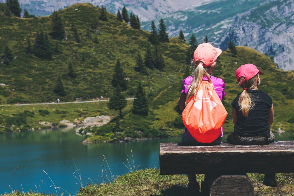 Beim Wandern mit Kindern braucht man Rucksäcke und die richtige Ausrüstung.