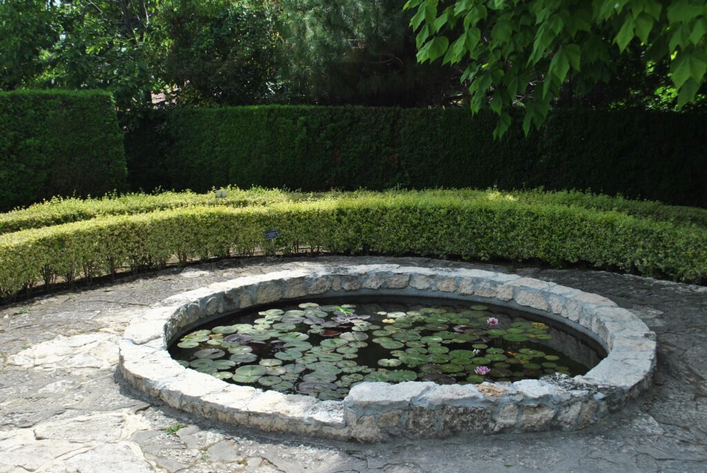 Damit der Garten kindersicher wird, sollte auch ein kleiner Teich gut geschützt werden. 