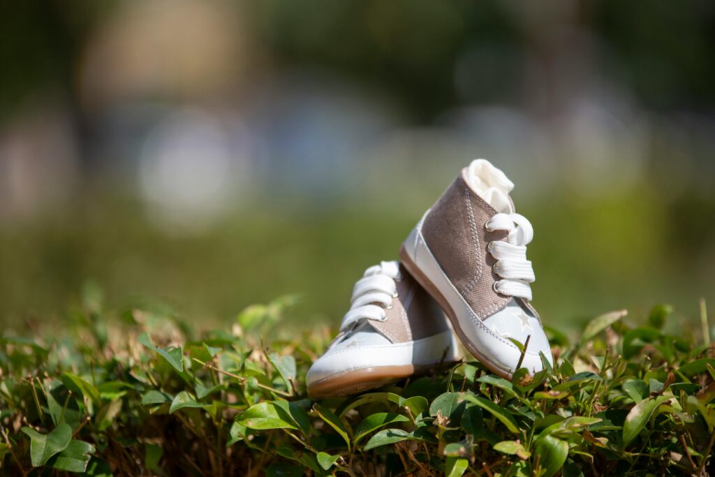 Babyschuhe, die nicht gebraucht werden. Dafür braucht die Mutter Mutterschutz nach Fehlgeburt.