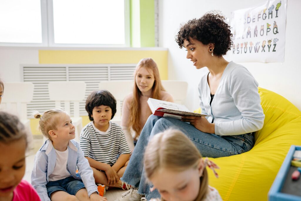 Kinder üben für den Shculstart in der Kita