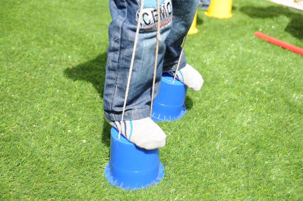 Mit Dosenstelzen den Kindern im Sommer Spaß und Freude bereiten.