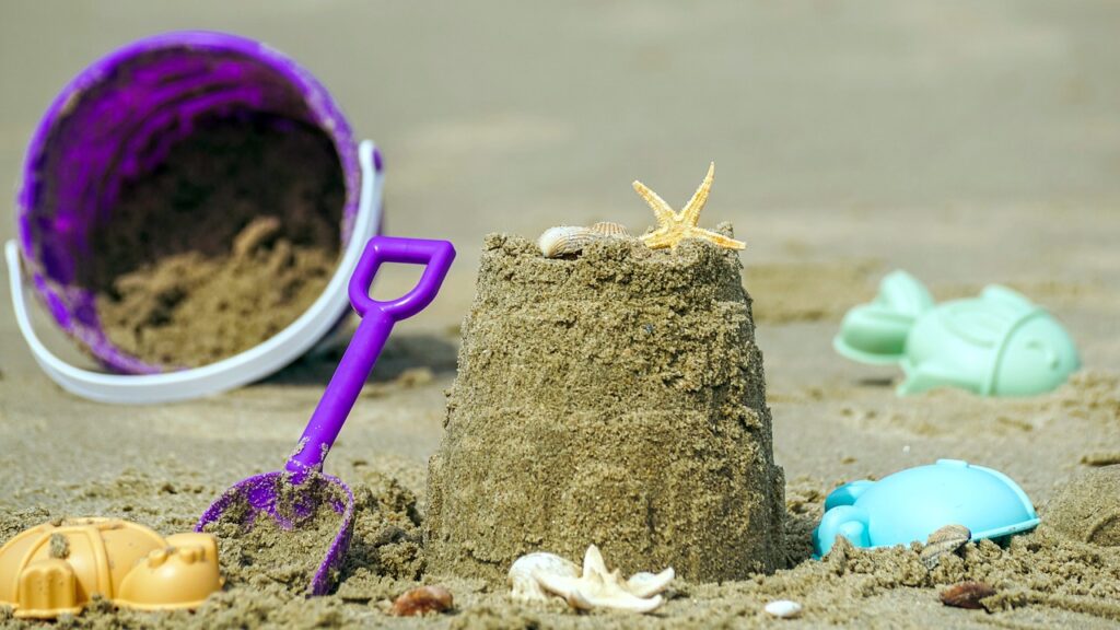 Mit Schaufeln, Eimern und Sandformen wird eure Sandburg nicht nur schneller fertig, sondern auch schöner