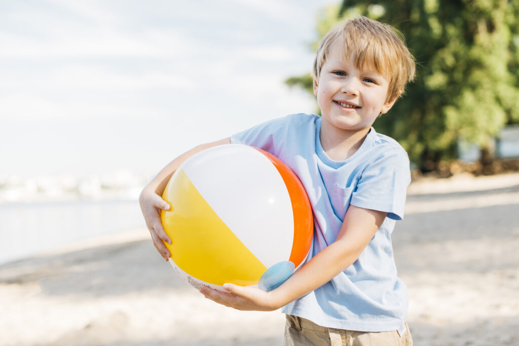 Esel in der Mitte ist ein lustiges Bewegungsspiel mit drei Spielern. Dabei werden die motorischen Fähigkeiten und das Koordinationsvermögen der Kinder gestärkt.