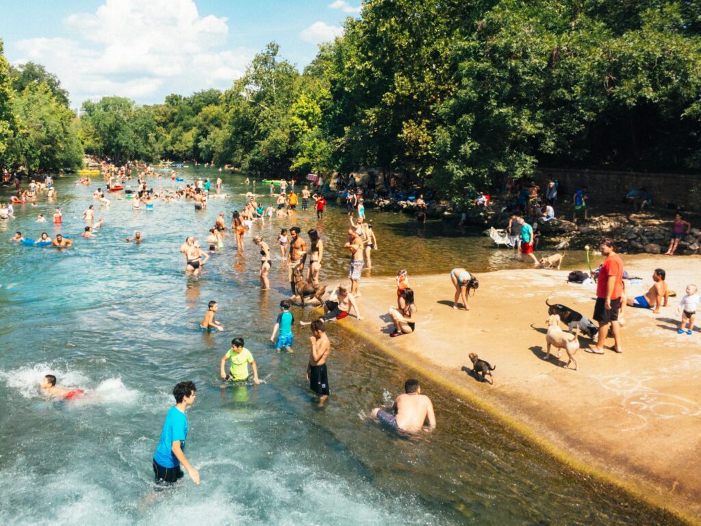 Schwimmen in der Freizeit im Wasser.